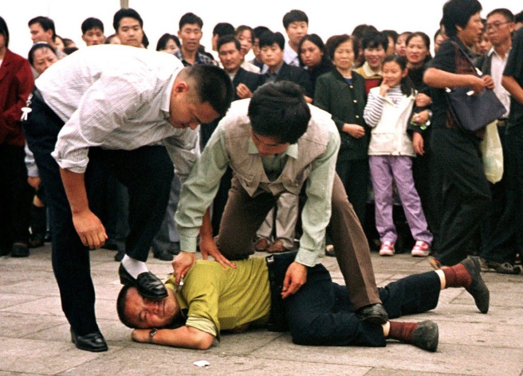 Plainclothes police officers began to detain Falun Gong followers in Tiananmen Square