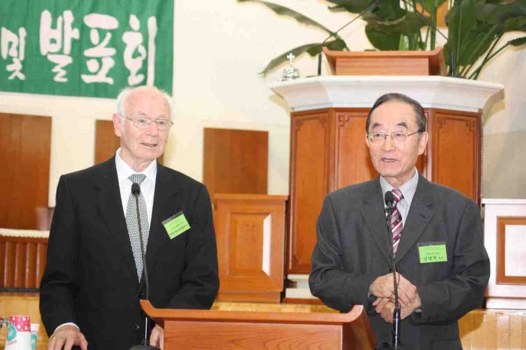 2013: Dr. Peter Beyerhaus (on the left) delivers a lecture [27] ⓒ Photo from "Christian Today" 크리스천투데이