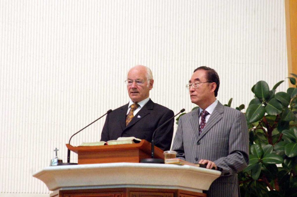 August 2007. Dr. Peter Beyerhaus (on the left) visited Korea and preached at Gangbyeon Church. ⓒ Photo from “Christian Today” 크리스천투데이