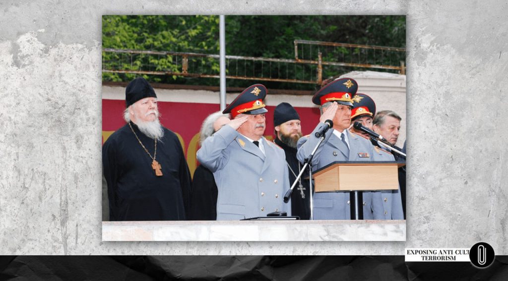 Archpriest Dmitry Smirnov (left) with military personnel 

